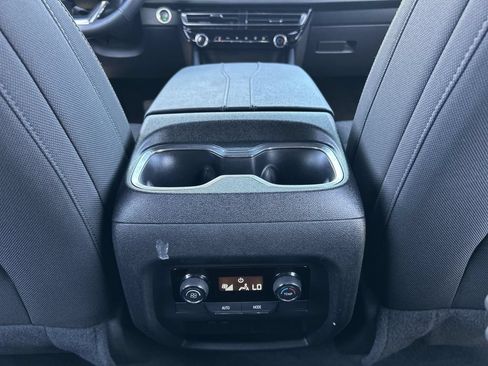 Used 2025 Chevrolet Traverse LT FWD image 21