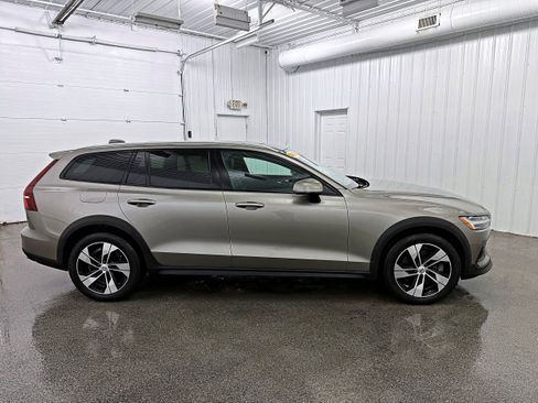 Used 2020 Volvo V60 T5 Cross Country image 40