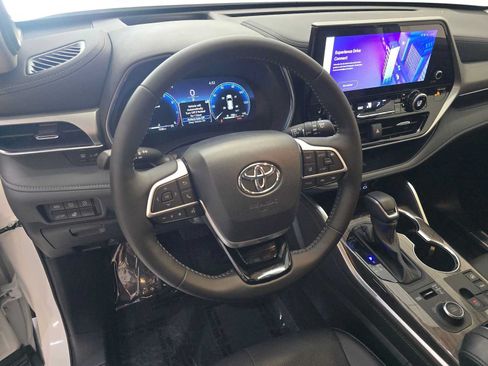 Certified 2025 Toyota Highlander Platinum AWD/4WD image 2