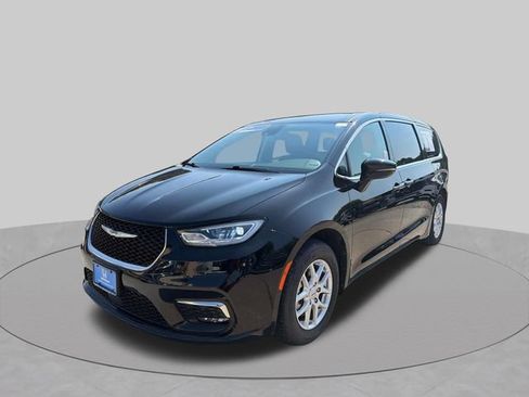 Used 2024 Chrysler Pacifica Touring-L FWD image 2