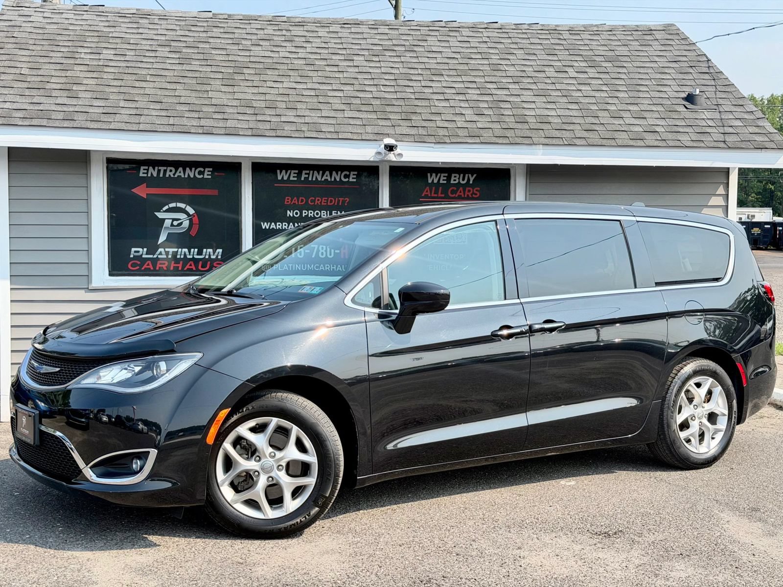 Used 2020 Chrysler Pacifica Touring w/ Tire & Wheel Group FWD image 1