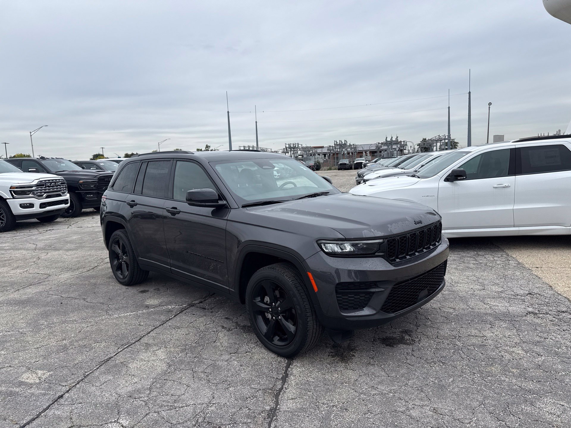 Used 2023 Jeep Grand Cherokee Altitude AWD/4WD image 4