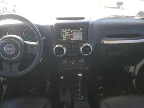 Used 2015 Jeep Wrangler Unlimited Sahara w/ Connectivity Group AWD/4WD image 10