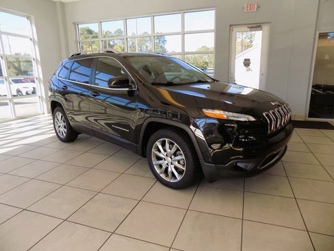 Certified 2018 Jeep Cherokee Limited w/ Technology Group image 38