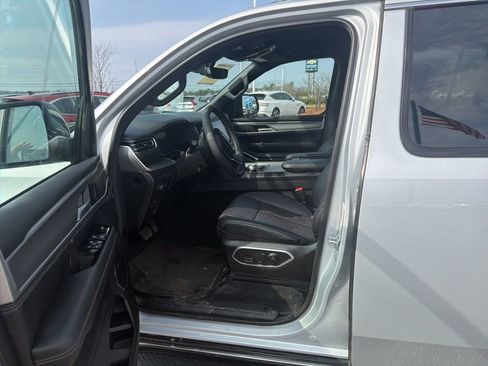 Used 2025 Jeep Wagoneer L Series II w/ 8-pass Seating Package image 3