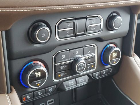 Used 2024 Chevrolet Suburban High Country w/ Advanced Technology Package image 23