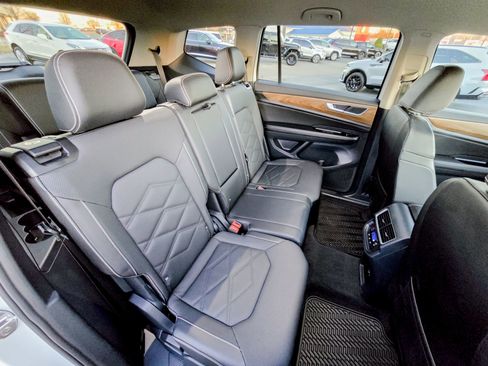 Used 2025 Volkswagen Atlas SE image 27
