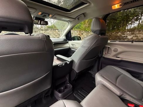 Used 2022 Toyota Sienna XLE FWD image 29