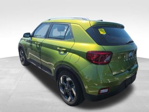 Used 2024 Hyundai Venue SEL FWD image 2