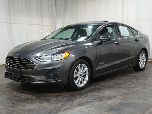 Used 2019 Ford Fusion SE image 2