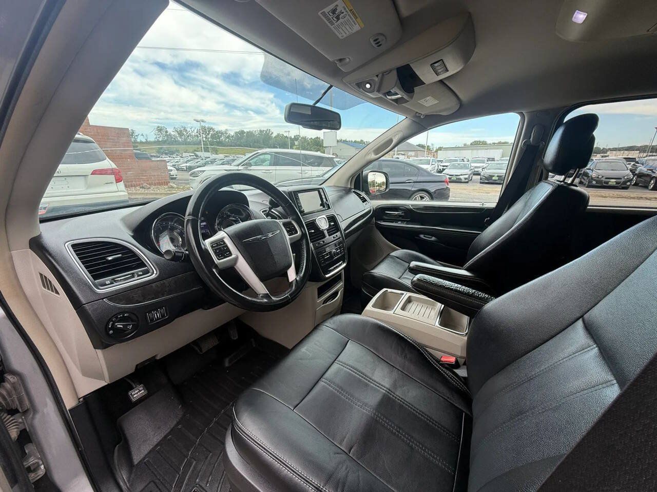 Used 2014 Chrysler Town & Country Touring w/ Trailer Tow Group FWD image 13