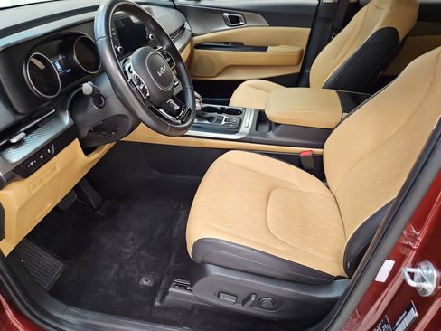 Used 2024 Kia Carnival LX FWD image 17