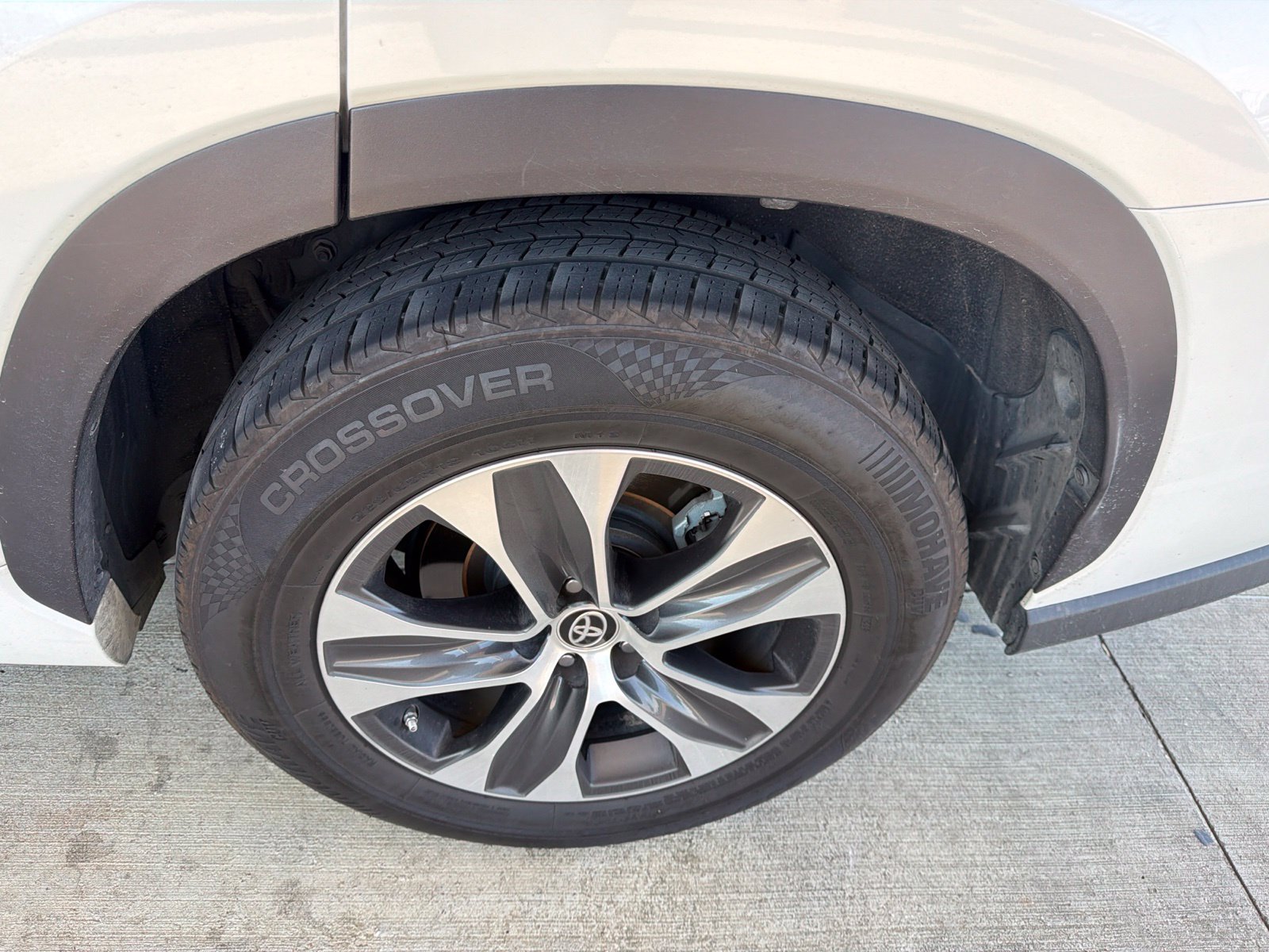 Used 2021 Toyota Highlander XLE FWD image 11