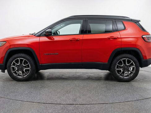Used 2025 Jeep Compass Trailhawk image 5