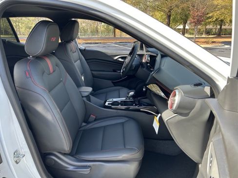 Certified 2026 Chevrolet Trax RS w/ Sunroof Package image 40