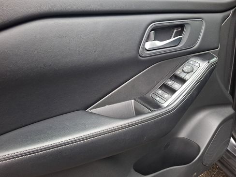 Used 2025 Nissan Rogue SV image 12