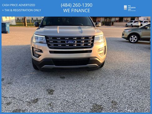 Used 2017 Ford Explorer XLT image 2