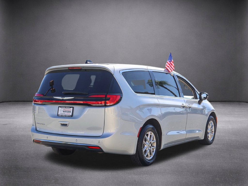 Used 2024 Chrysler Pacifica Touring-L FWD image 4