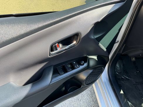 Used 2021 Toyota Prius LE image 10
