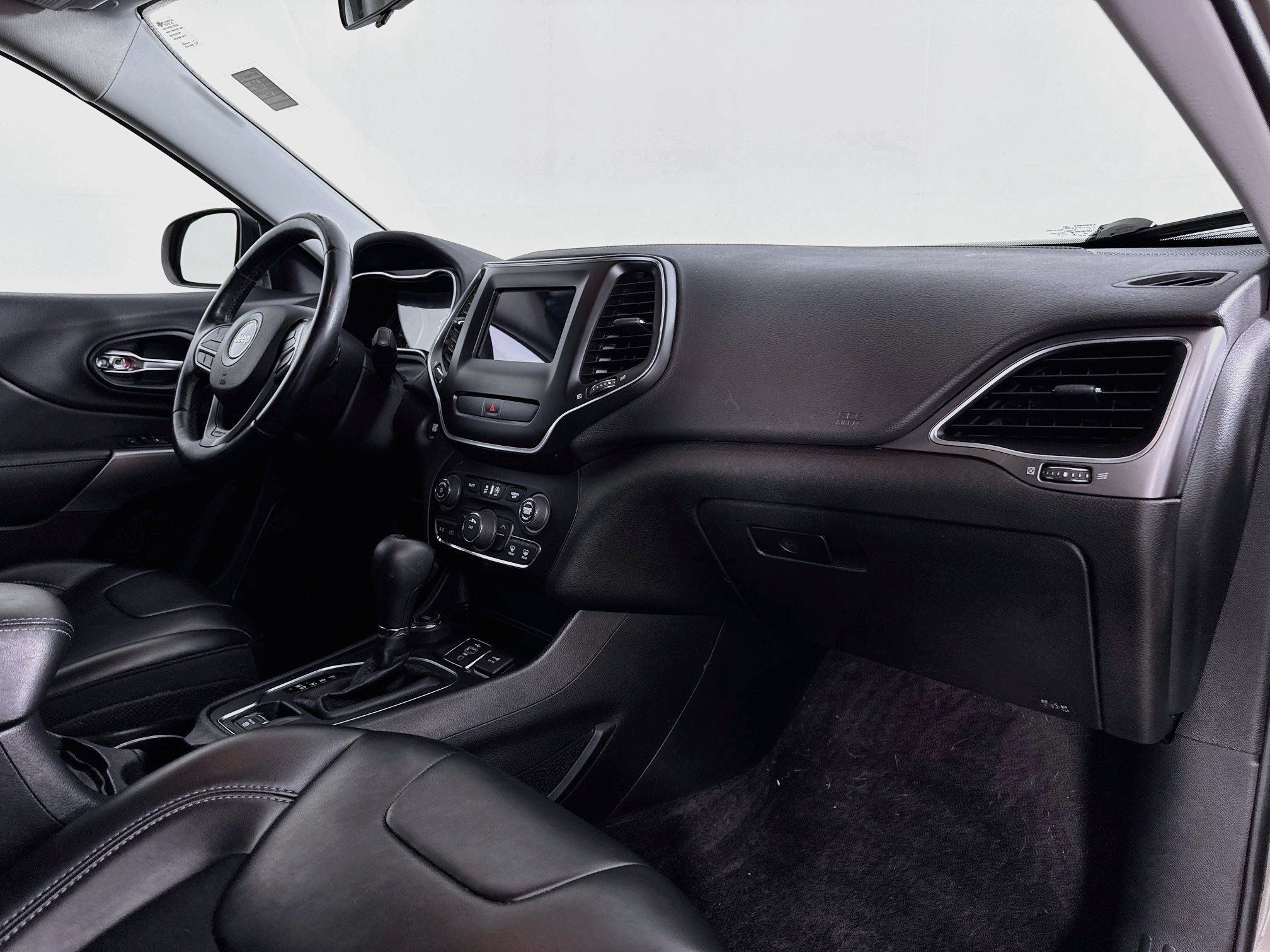 Used 2019 Jeep Cherokee Latitude Plus w/ Cold Weather Group AWD/4WD image 29