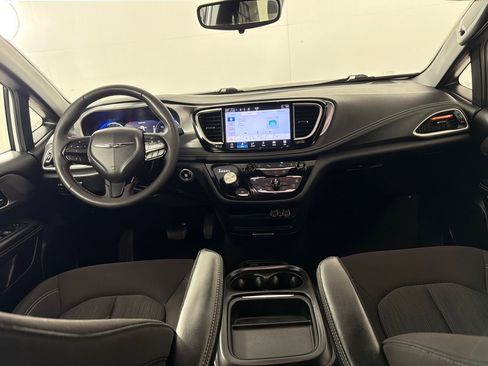 Used 2023 Chrysler Pacifica Touring FWD image 26