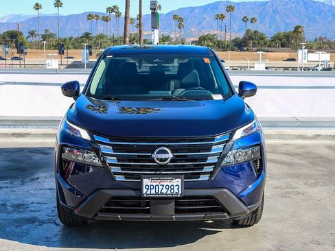 Used 2025 Nissan Rogue SV image 2