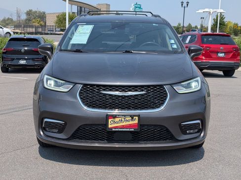 Used 2022 Chrysler Pacifica Touring-L FWD image 8