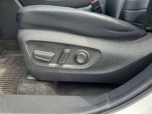 Used 2023 Toyota Highlander XLE FWD image 16