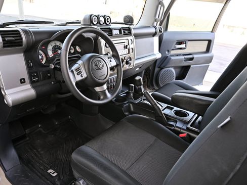 Used 2014 Toyota FJ Cruiser 4WD w/ Upgrade Package image 14
