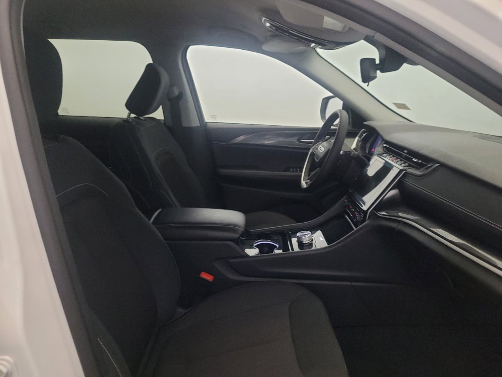 Used 2023 Jeep Grand Cherokee Laredo AWD/4WD image 21