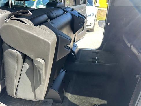 Used 2017 Chevrolet Suburban LT RWD image 19