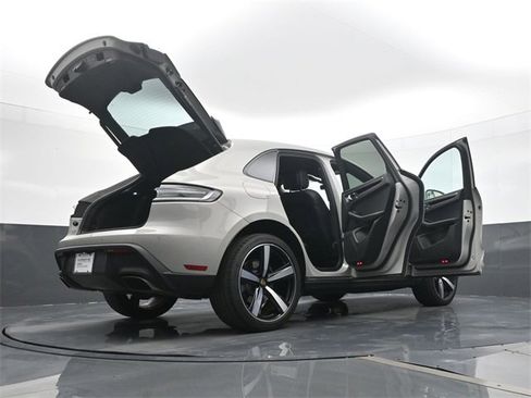 Certified 2023 Porsche Macan image 27