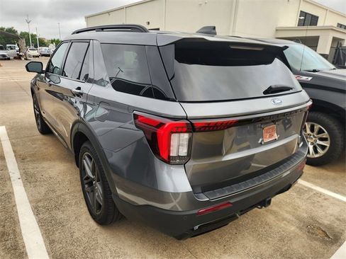 Used 2025 Ford Explorer ST-Line w/ ST-Line Street Pack AWD/4WD image 4