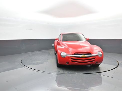 Used 2004 Chevrolet SSR w/ Preferred Equipment Group image 2