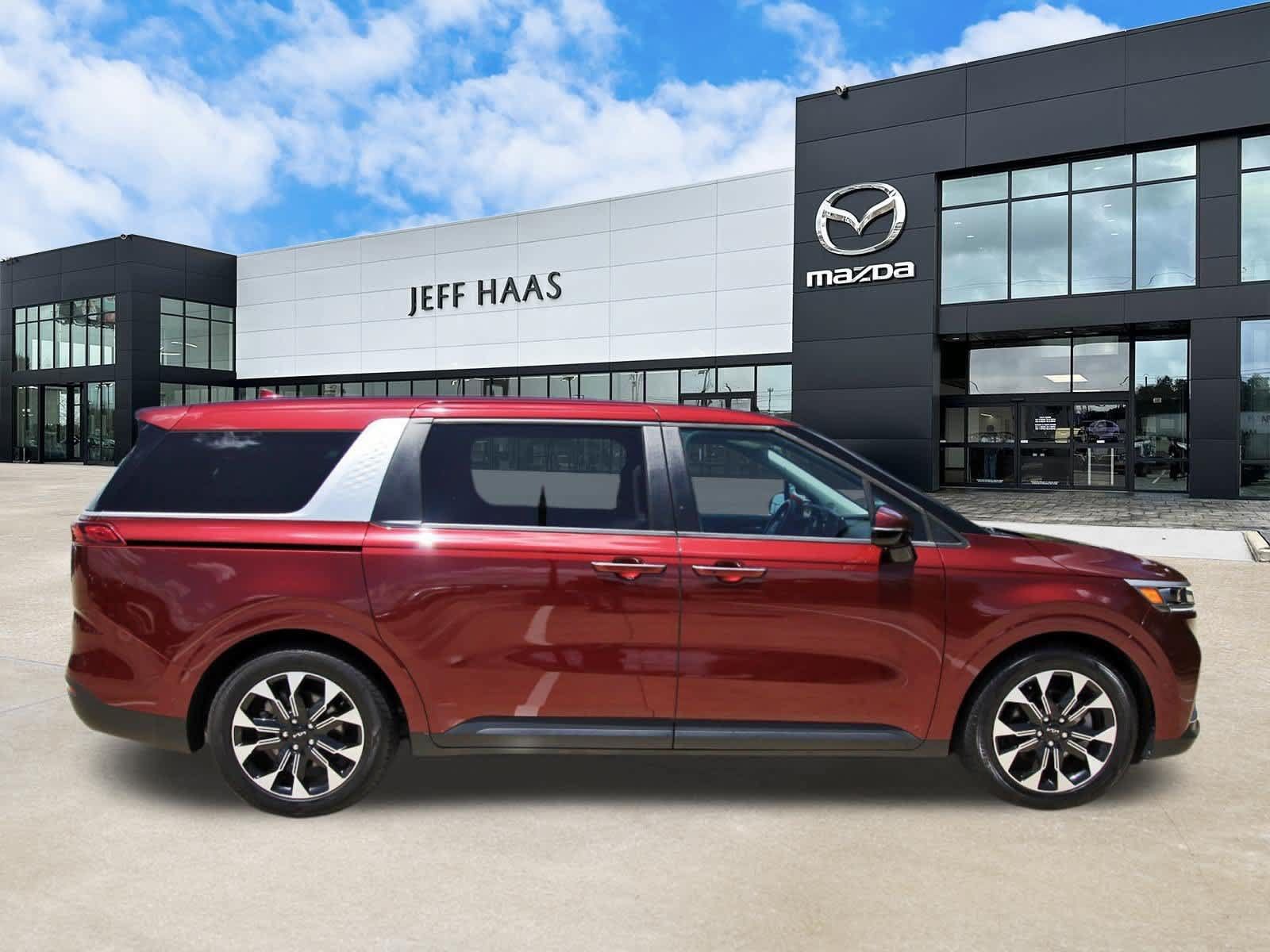 Used 2024 Kia Carnival EX FWD image 5