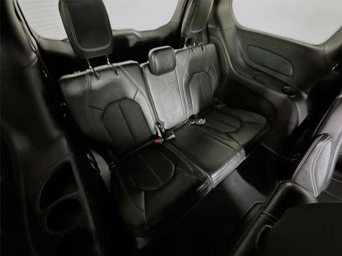 Used 2025 Chrysler Pacifica Select image 31
