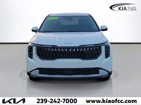 Used 2025 Kia Carnival LX FWD image 2