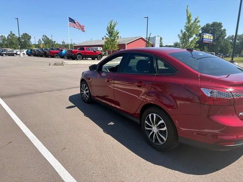 Used 2013 Ford Focus SE w/ SE Winter Pkg FWD image 3