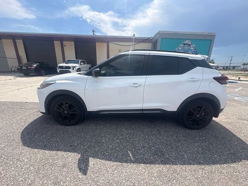 Used 2023 Nissan Kicks SR w/ SR Premium Package FWD image 6