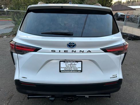 Used 2022 Toyota Sienna XLE image 6