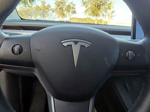 Used 2022 Tesla Model Y Long Range image 12