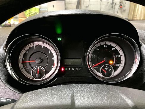 Used 2019 Dodge Grand Caravan SE w/ UConnect Hands-Free Group image 25