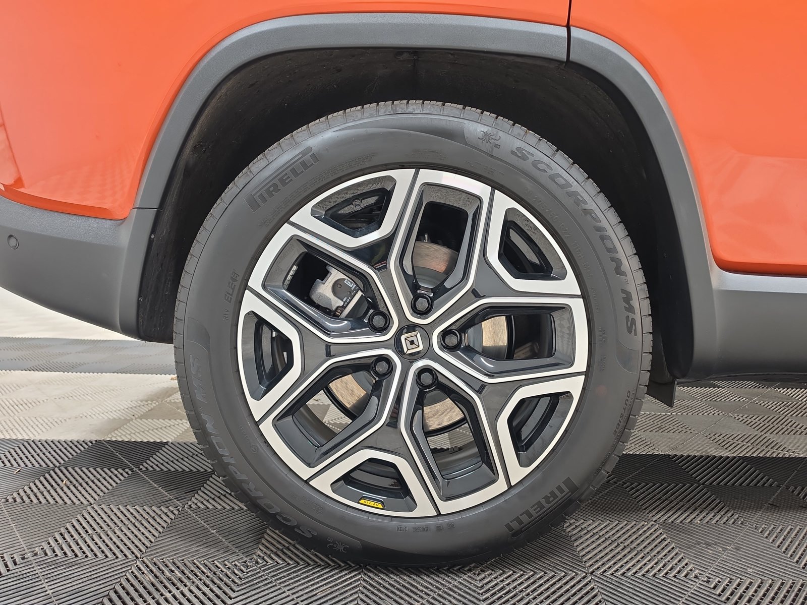 Used 2025 Rivian R1S Adventure Dual AWD/4WD image 12