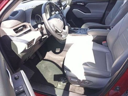 Used 2022 Toyota Highlander XLE AWD/4WD image 5