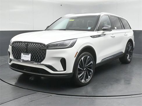 Certified 2025 Lincoln Aviator Reserve w/ Equipment Group 201A image 3