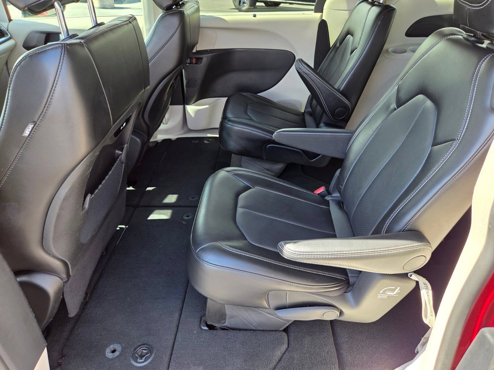 Used 2024 Chrysler Pacifica Touring-L FWD image 11