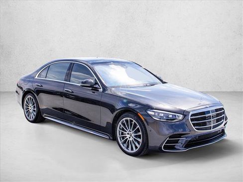 Used 2022 Mercedes-Benz S 500 4MATIC w/ AMG Line Package image 3