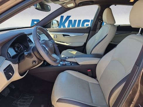 Used 2019 INFINITI QX50 Essential w/ Sensory Package image 9