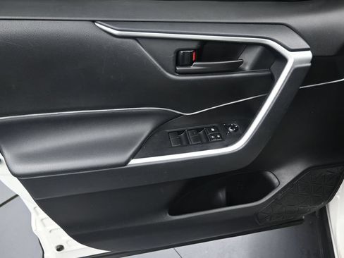 Used 2020 Toyota RAV4 LE FWD image 11