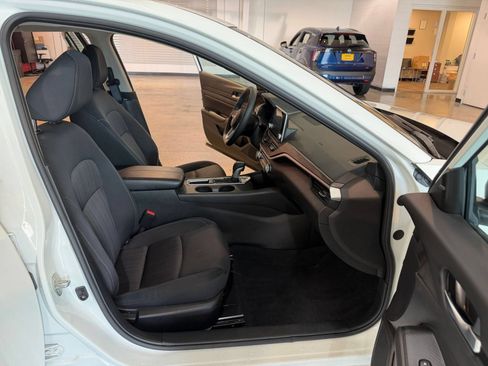 Used 2025 Nissan Altima 2.5 SV FWD image 34